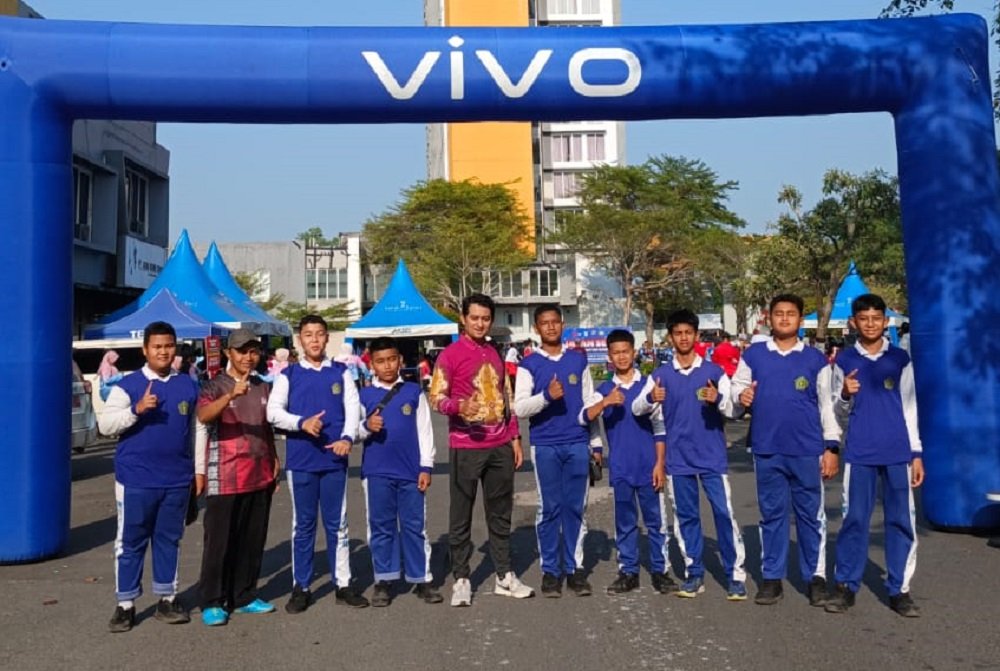 Siswa dan Guru MTsN 1 Banjar Semarakkan Jalan Sehat Peringatan HUT Ke-81 RI dan Hari Jadi Ke-76 Kabupaten Banjar